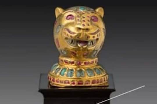  एक तर लुटून आणलेल्या मौल्यवान आणि वारसा असलेल्या वस्तूची विक्री करायची आणि दुसरीकडे आपल्या देशाबाहेरच्या कोणी ती विकत घेऊ नये म्हणून निर्यातबंदी करायची'