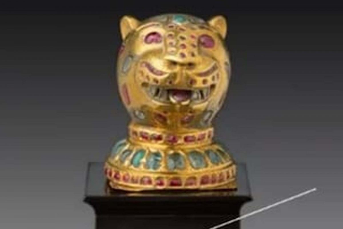 एक तर लुटून आणलेल्या मौल्यवान आणि वारसा असलेल्या वस्तूची विक्री करायची आणि दुसरीकडे आपल्या देशाबाहेरच्या कोणी ती विकत घेऊ नये म्हणून निर्यातबंदी करायची'