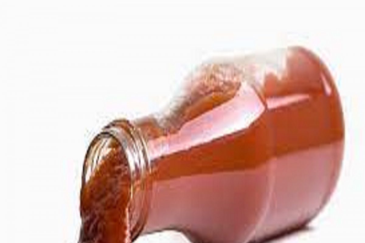 Yuck! पाउचमधून Tomato Sauce काढत होती तरुणी, बाहेर जे काही आलं ते पाहून बसला धक्का