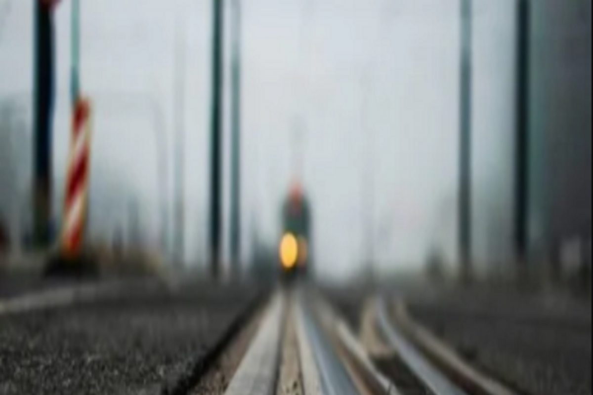 पैशांसाठी काय पण! 24 कोटींच्या इन्शुरन्ससाठी ट्रेनखाली आला, हात-पायही तोडले; पण झालं काहीतरी भलतच