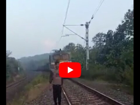 संजूचा मित्र मोबाइलवरुन त्याचा व्हिडीओ शूट करीत होता. 