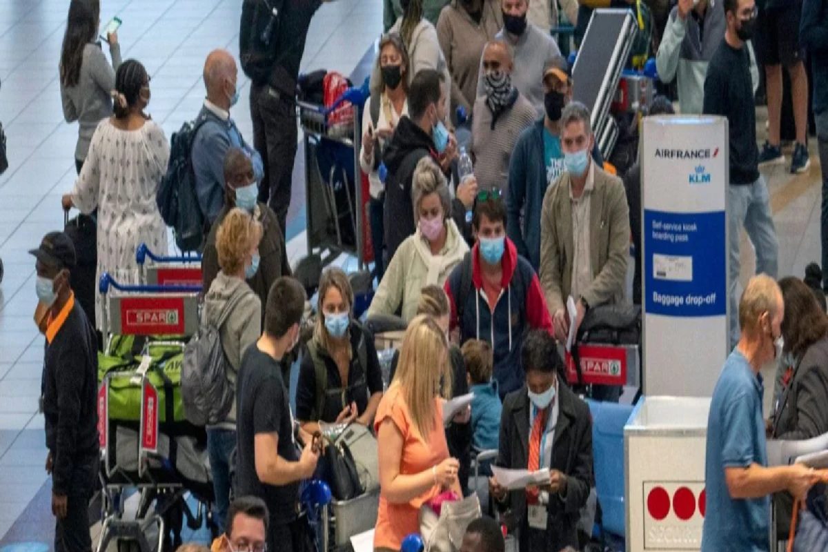 Omicron Variant मुळे जगभरात भीतीचं वातावरण, अनेक देशांमध्ये आढळले रुग्ण; प्रवासी बंदीसह अनेक कठोर निर्बंध लागू