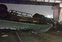 BREAKING : जासई इथं भीषण अपघात, पुलावरून कंटेनर रेल्वे रुळावर कोसळला, 1 ठार