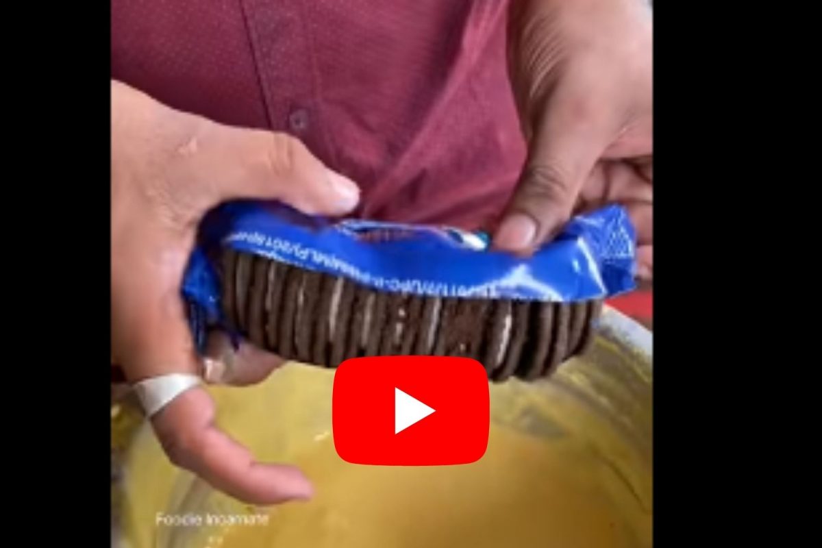 घोर कलयुग! चण्याच्या पिठात घोळवून तयार केली ओरियो बिस्कीटची भजी; VIDEO पाहून चक्रावाल