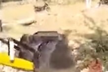 बापरे! महिलेच्या अंगावरच घातला JCB; समोर आला हैराण करणारा VIDEO बापरे! महिलेच्या अंगावरच घातला JCB; समोर आला हैराण करणारा VIDEO