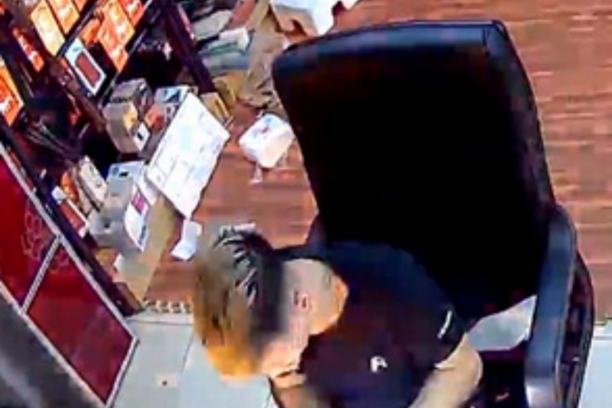 Shocking Video : मोबाइल दुरुस्त करताना अचानक झाला स्फोट