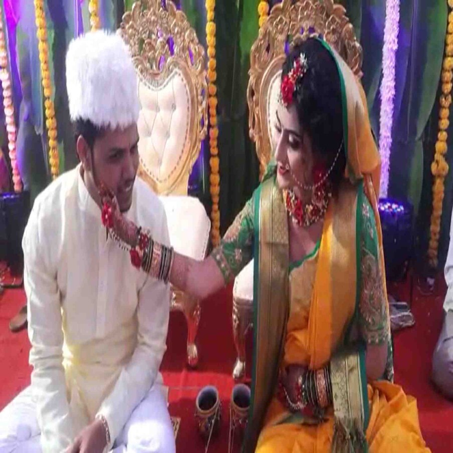 विक्रम-प्रेरणा यांच्या हळदीचा कार्यक्रम जळगाव जिल्ह्यातील पाळधी येथील महाराणा प्रताप चौकजवळ गुलाबराव पाटील यांच्या राहत्या घरी आयोजित करण्यात आला होता.