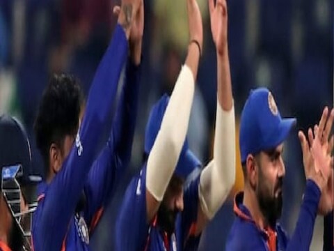 भारतीय टीम (Team India) फिल्डिंगसाठी उतरली तेव्हा विराट कोहली (Virat Kohli) आनंदी मुडमध्ये होता. त्यानं फिल्डिंगच्या दरम्यान बॉलिवूडमधील गाण्यावर डान्स केला.