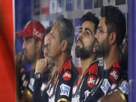 रॉयल चॅलेंजर्स बंगळुरू (RCB) ही आयपीएल स्पर्धेच्या इतिहासातील कायम चर्चेत असणाऱ्या टीमपैकी एक टीम आहे. पुढील सिझनमध्ये या टीमचा कॅप्टन कोण होणार हा मोठा प्रश्न आहे.