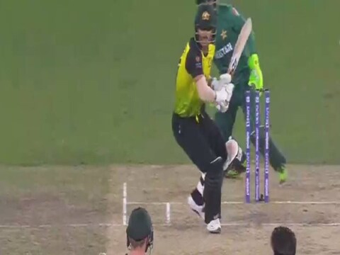 टी-20 वर्ल्ड कपच्या सेमी फायनलमध्ये (T20 World Cup Semi Final) पाकिस्तानने ऑस्ट्रेलियाला (Australia vs Pakistan) 177 रनचं मोठं आव्हान दिलं. या सामन्यात डेव्हिड वॉर्नरने (David Warner Six) मोहम्मद हफीजला (Mohammad Hafeez) मारलेल्या सिक्सचा व्हिडिओ सोशल मीडियावर व्हायरल होत आहे. 