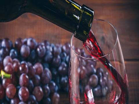 sale of wine in supermarket and general stores : महाराष्ट्रात सुपर मार्केट आणि जनरल स्टोअर्समध्ये वाईन विक्री करुन देण्याच्या प्रस्तावावर आज होणाऱ्या मंत्रिमंडळाच्या बैठकीत चर्चा होणार असल्याची माहिती समोर आली आहे.