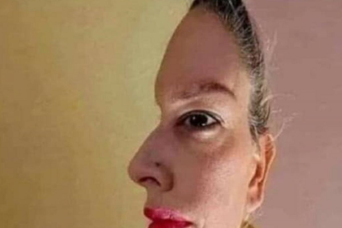 समोर की बाजूला, नेमकी कुठे पाहतेय या Photo तील महिला; सांगू शकाल का?