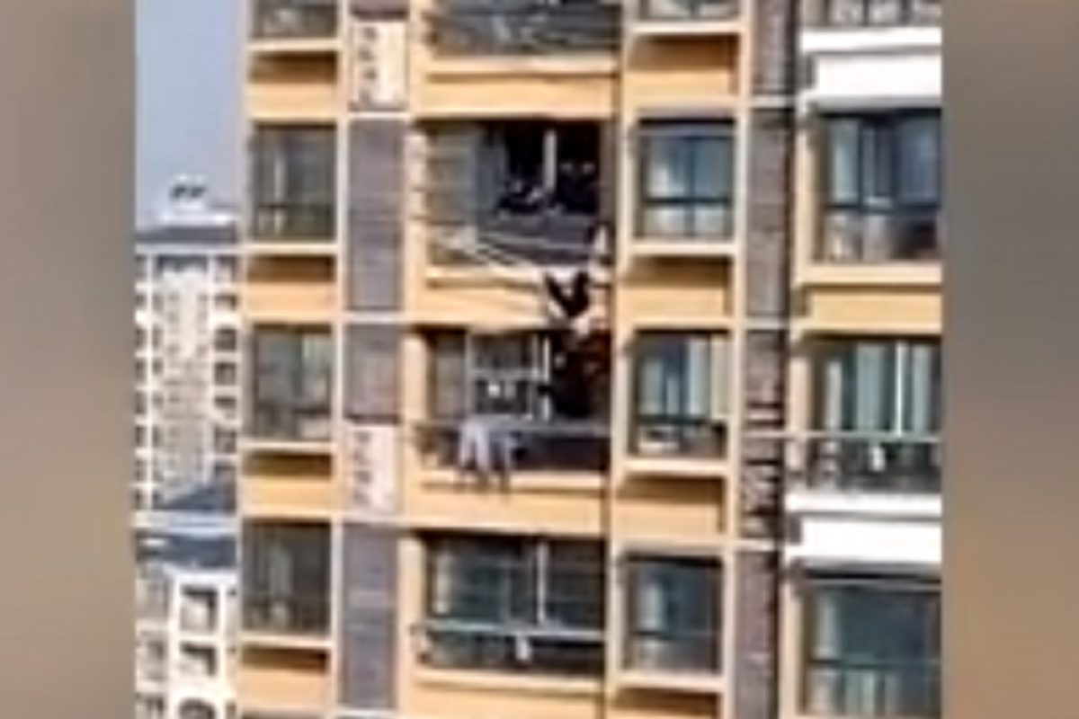अरे बापरे! बाल्कनीत कपडे सुकवताना 19 व्या मजल्यावरून वृद्धेचा तोल गेला आणि...; भयंकर दुर्घटनेचा Live video