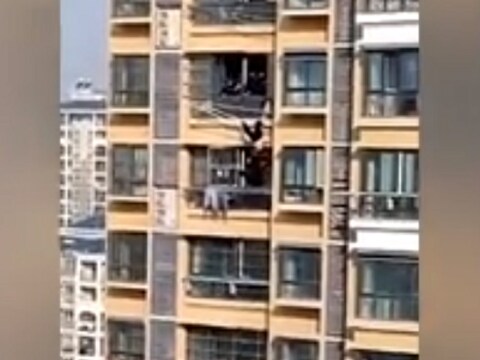 बाल्कनीत कपडे सुकवता सुकवता 82 वर्षीय महिलेचा पाय घसरून ती 19 व्या मजल्यावरून कोसळली.
