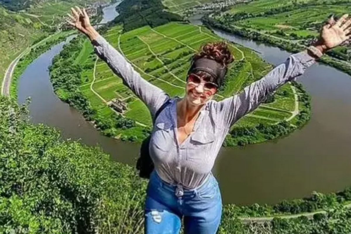 टेकडीवर उभं राहून पत्नीचं सुरू होतं फोटोशूट; अवघ्या 5 सेकंदात काळाने घातला घाला