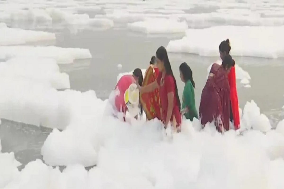 बर्फ नाही हा विषारी फेस आहे! याच पाण्यात छठ पूजेसाठी भाविक मारत आहेत डुबकी पाहा VIDEO