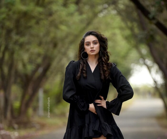 ब्लॅक ड्रेसमध्ये ती खूपच हॉट दिसत आहे. 