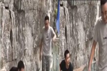 काचेच्या पुलावरून चालताना उडाली भंबेरी, VIDEO पाहून येईल हसू