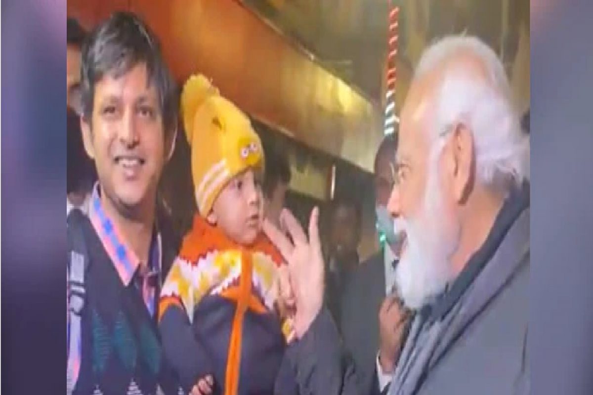 बाळा, रात्री झोपत नाहीस का? चिमुकल्याला पंतप्रधान मोदींनी गोंजारलं, पाहा VIDEO