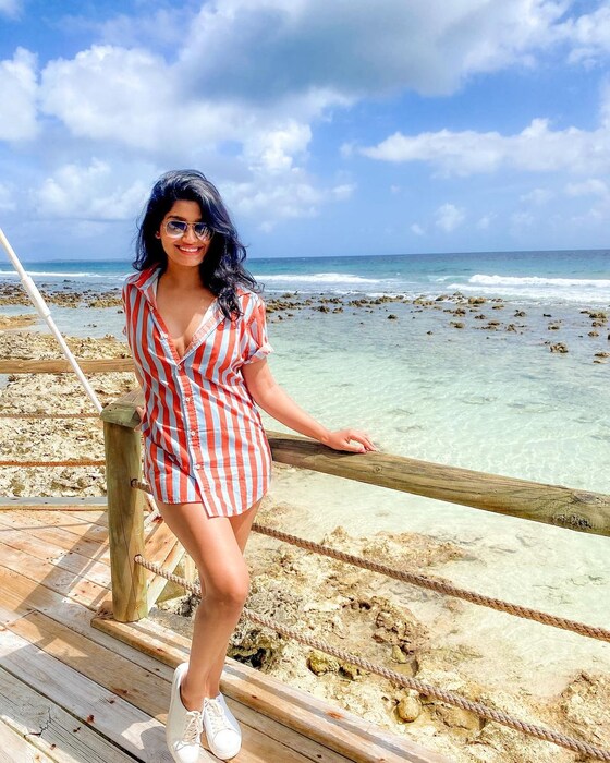 एका नेटकऱ्यांने रसिकाचा हा बोल्ड अवतार पाहून म्हटलं आहे की, 'पॅन्ट घालायला विसरली का..!'