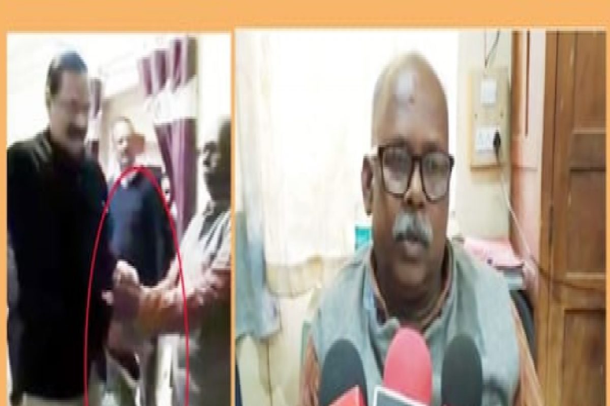 रिटायरमेंटच्या दिवशी कर्मचाऱ्यांनी दिला चपलांचा हार, साहेब म्हणाले Thank You; पाहा VIDEO