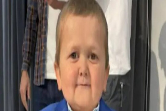 आहे 19 वर्षांचा, पण दिसतो 9 वर्षांचा! महिलेला धमकी दिल्यामुळे account झालं block