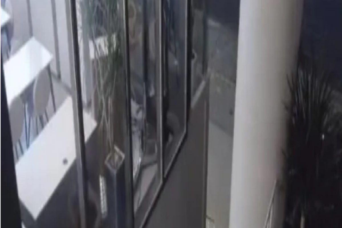 रिकाम्या ऑफिसमध्ये तरुणीचा कारनामा, सोशल मीडियात VIDEO होतोय व्हायरल