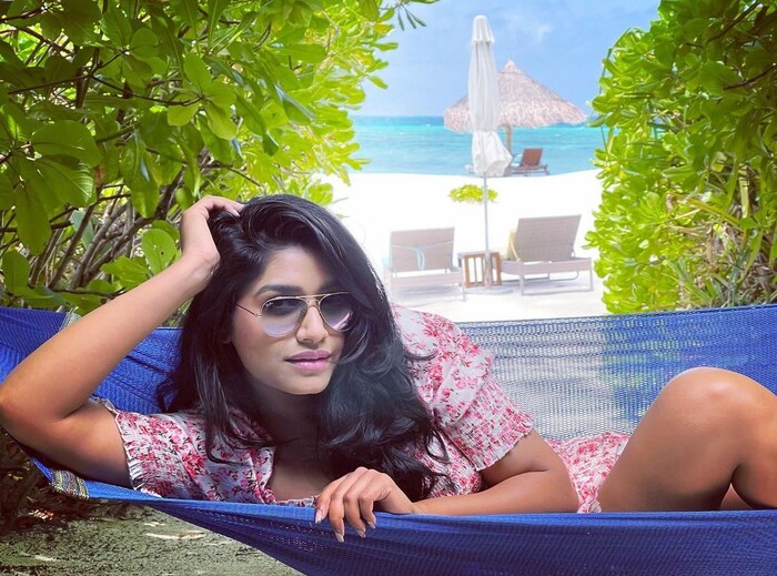 रसिकाच्या हनिमून लुकची सोशल मीडियावर जोरदार चर्चा रंगली आहे.