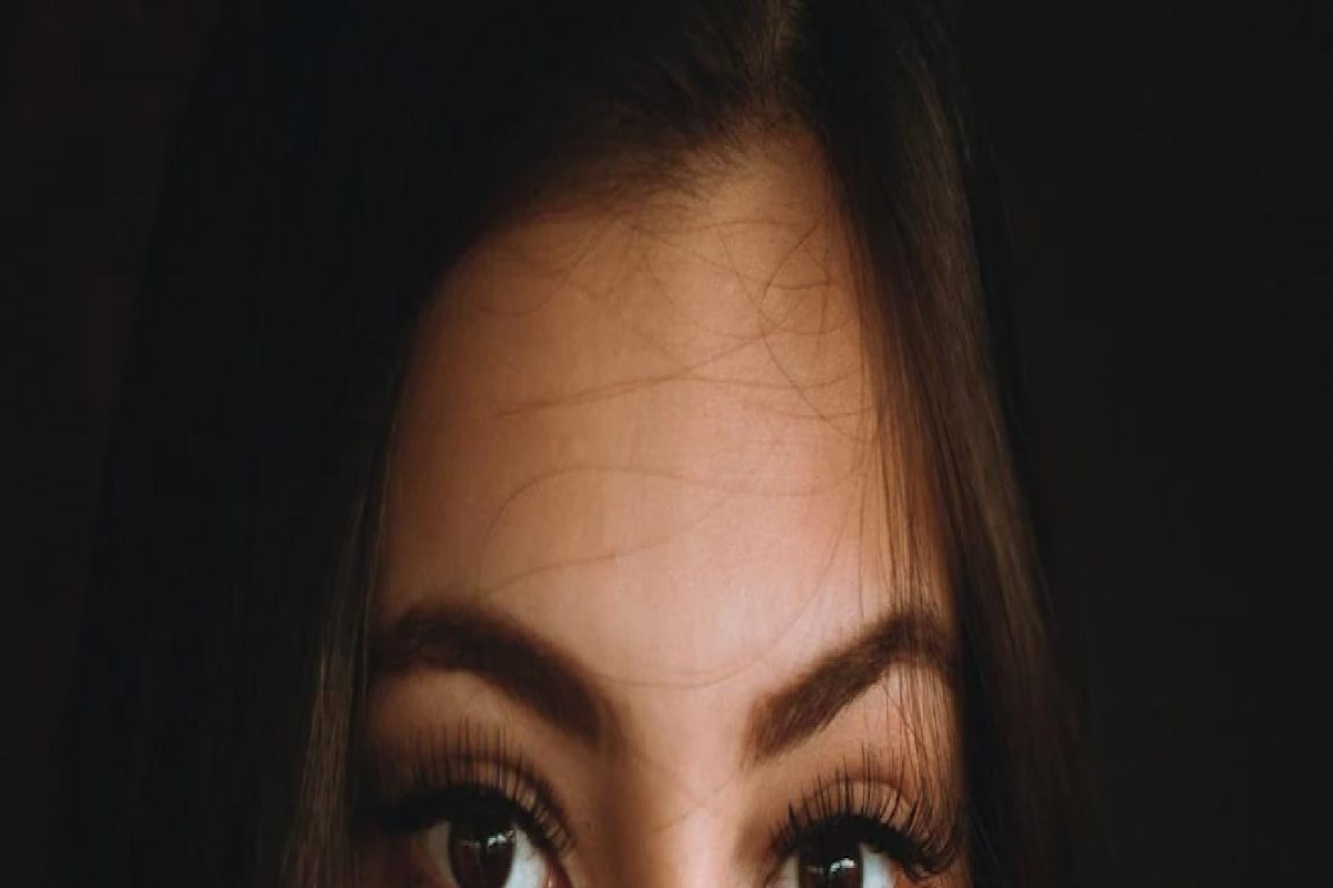 बापरे! गर्लफ्रेंडचे ‘डोळे उघडून’ लुटले 18 लाख, चोरीची पद्धत वाचून बसेल धक्का