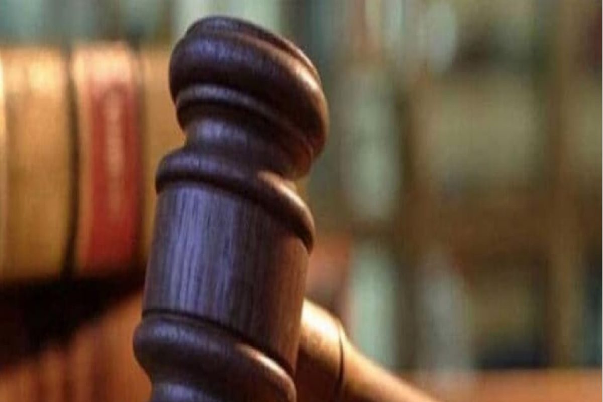 कोर्टाच्या इमारतीतून महिलेला फेकलं, गंभीर जखमी; 12 जणांवर गुन्हा