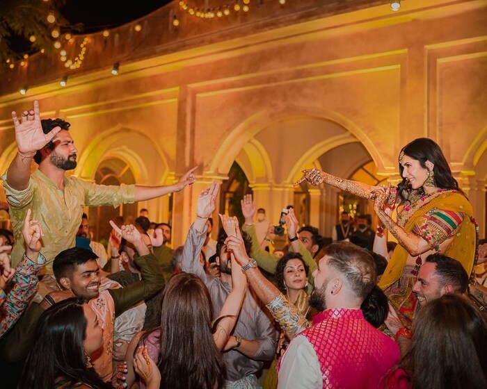 हे फोटो पाहिल्यानंतर असे दिसते की, या मेंदी सोहळ्यात boy vs girls असा काही तरी खेळ रंगला असावा. 