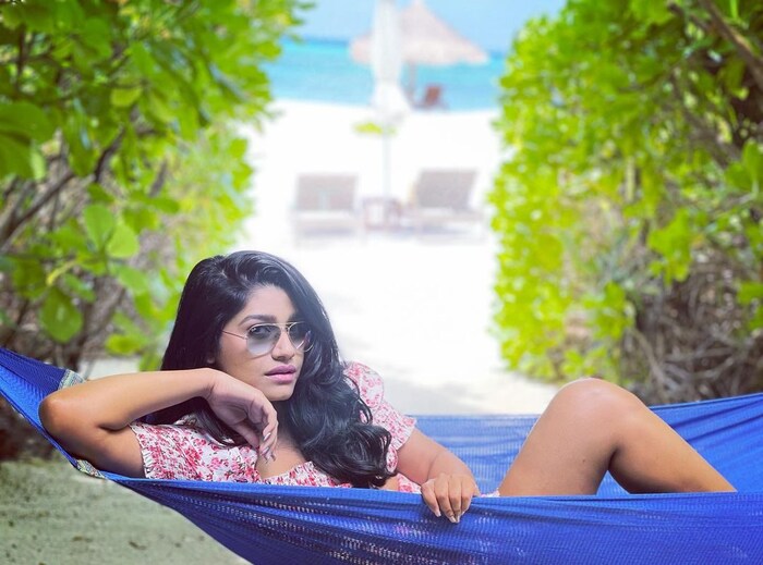  कधी बिकिनी तर कधी शॉर्टस अशा विविध लुकमध्ये रसिका मालदिवमध्ये दिसली. 