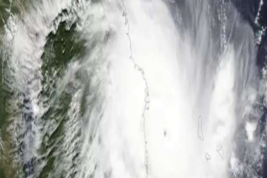 सावधान! देशात येतंय चक्री वादळ, अनेक राज्यांत पावसाचा इशारा; वाचा सविस्तर