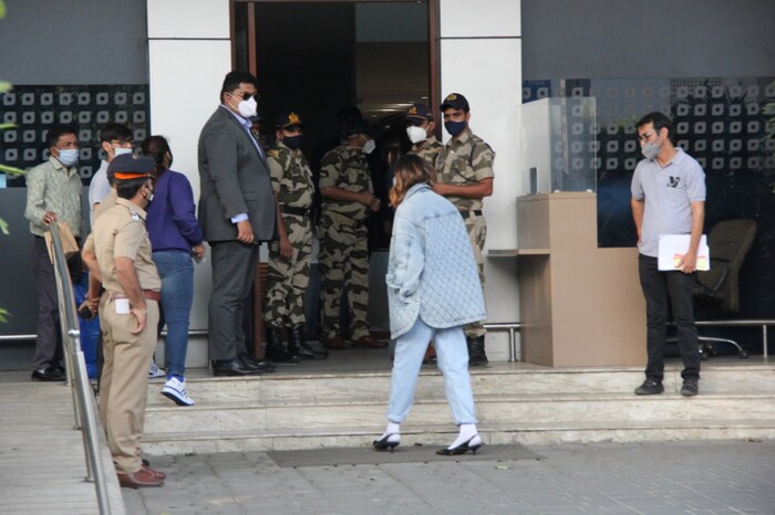 दीपिका पदुकोणचे डेनिम जॅकेट लोकांना आवडणार नाही, पण या जॅकेटची किंमत जाणून तुम्हाला हिवाळ्यात नक्कीच घाम फुटेल.