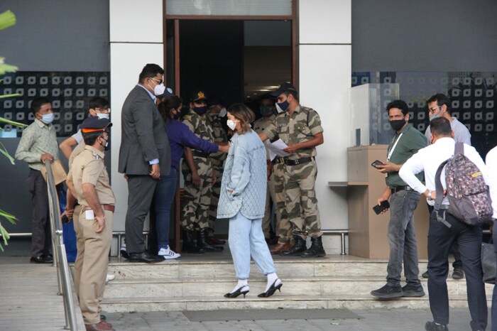 दीपिका पदुकोण अशी एक बॉलिवूड अभिनेत्री आहे जी नेहमीच तिच्या फॅशनेबल लुकसाठी ओळखली जाते. पण यावेळी दीपिकाचे ओव्हरसाईज डेनिम जॅकेट आणि त्यासोबत घातलेले पांढरे मोजे यांचे कॉम्बिनेशन पाहून सोशल मीडिया यूजर्स तिच्या फॅशन सेन्सवर प्रश्नचिन्ह उपस्थित करत आहेत.