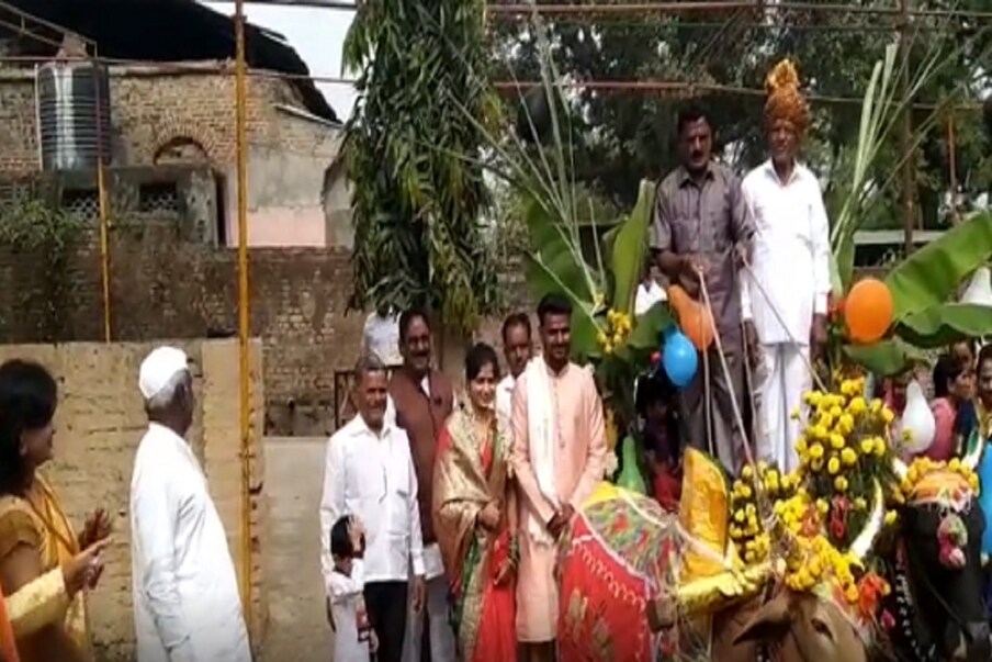 पूजाच्या सासरच्या मंडळीना ही अनोखी कल्पना पाहून आनंद झाला. त्यांनी चव्हाणांचं जोरदार स्वागत केलं आणि सुनेला त्यांच्यासोबत माहेरी पाठवलं. सर्वांनी बैलगाडीसोबत एकत्र फोटोदेखील काढला.