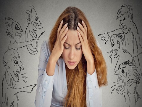 Easy tips to get rid of Negative thoughts: सततच्या नकारात्मक विचारांमुळे रक्तदाब, मधुमेह, हृदयविकार, थकवा, निद्रानाश आदी समस्या उद्भवू शकतात. त्यामुळंच मनात नकारात्मक विचार वाढू न देणं महत्त्वाचं आहे. नकारात्मकता येणार नाही म्हणून नेहमी आनंदी राहण्याचा प्रयत्न करा.