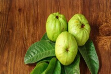 तुमचेही केस होतील लांब, घनदाट काळे; पेरूच्या पानांचा फक्त असा करा वापर