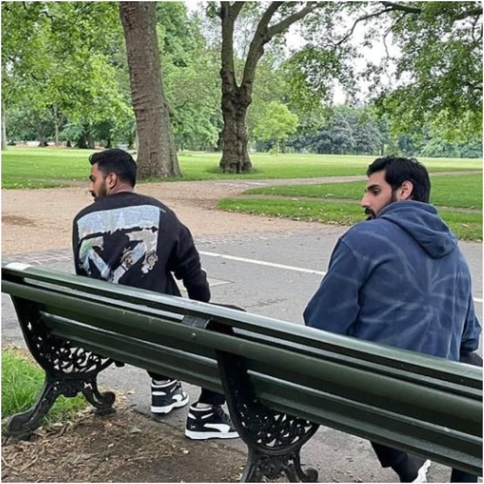 टीम इंडियाचा स्टार क्रिकेटपटू केएल राहुलने त्याची गर्लफ्रेंड आथिया शेट्टीचा (Athiya Shetty) भाऊ अहान शेट्टीसोबत (Ahan Shetty) एक फोटो शेयर केला आहे, पण या फोटोमुळे केएल राहुलला ट्रोल करण्यात येत आहे. या फोटोवर चाहत्यांनी वेगवेगळ्या कमेंट केल्या आहेत, याचं कारण ठरलं ते केएल राहुलने फोटोला दिलेलं कॅप्शन. आणखी मागे वळून बघू नकोस माझ्या भावा अहान. तुझ्यासाठी पुढे खूप मोठ्या गोष्टी आहेत, तडप रिलीज, असं राहुल म्हणाला. (KL Rahul/Instagram)