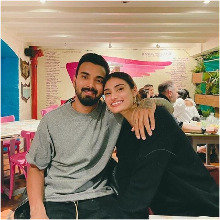 सोशल मीडियावर टीम इंडियाच्या खेळाडूंनी त्यांच्या कुटुंबासोबत इंग्लंडमधले फोटो शेयर केले तेव्हा आथियाही त्यांच्यासोबत असल्याचं समोर आलं होतं. (KL Rahul/Instagram)