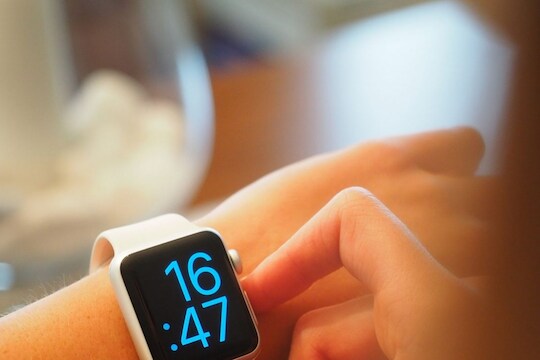 लक्षणे दिसण्यापूर्वी कोरोना आहे की नाही सांगेल हे Smartwatch - नवीन संशोधन 