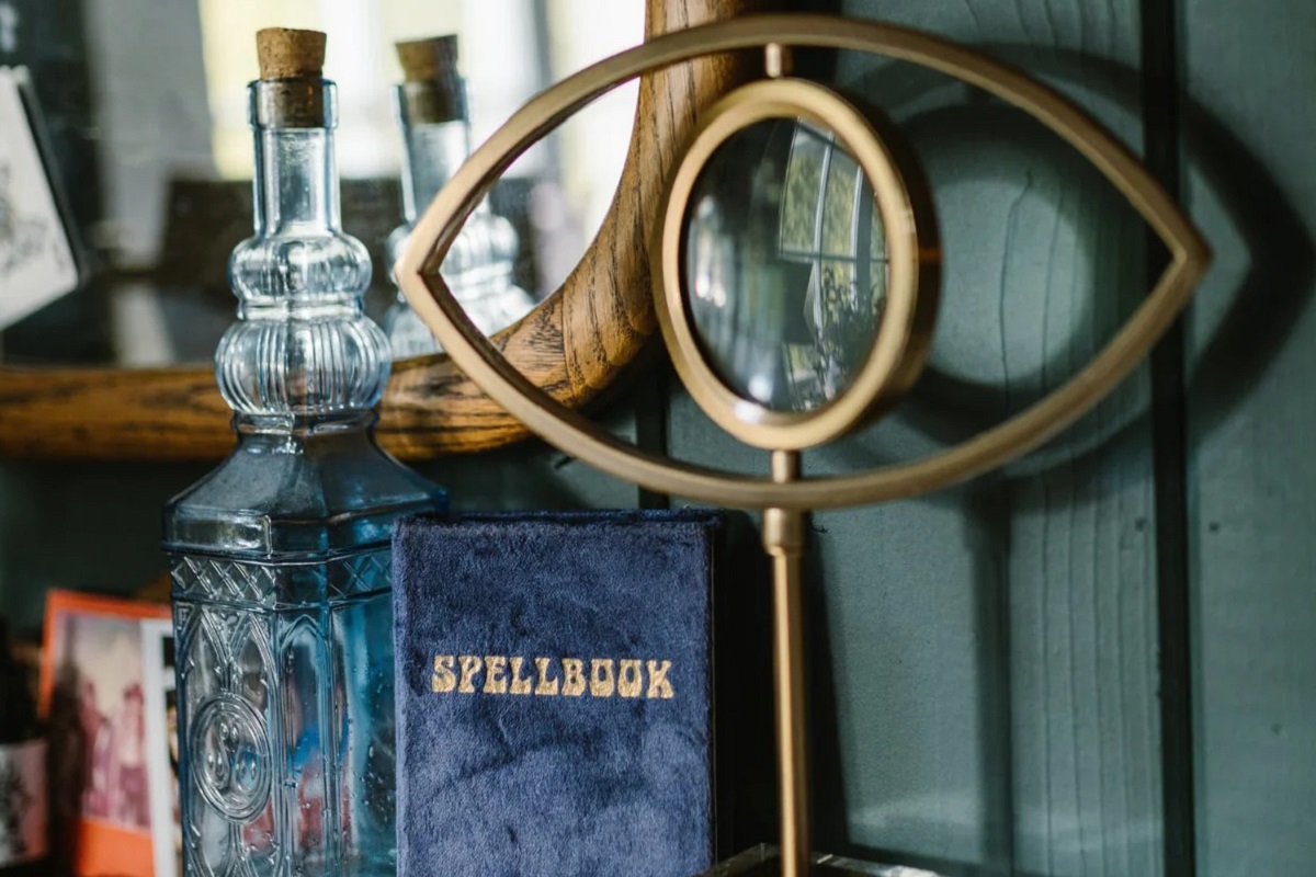 घरात सतत वाद, कलह होण्याची ही पण कारणं असतात; वास्तुशास्त्रचे उपाय समजून घ्या