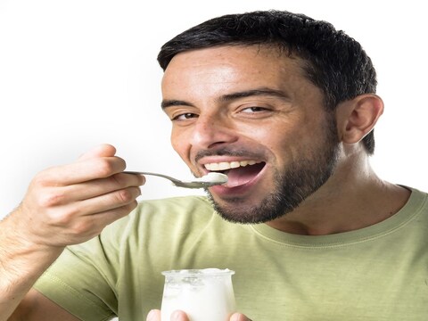 Curd/Yogurt For High BP : रोजच्या आहारात दह्याचा समावेश केल्यास उच्च रक्तदाब नियंत्रित ठेवण्यास मदत होऊ शकते. हे संशोधन युनिव्हर्सिटी ऑफ साउथ ऑस्ट्रेलिया आणि यूएसए युनिव्हर्सिटी ऑफ मेनच्या शास्त्रज्ञांनी संयुक्तपणे केलं आहे. यामध्ये, रक्तदाब आणि हृदयाशी संबंधित जोखीम घटकांवर दही खाण्याचा परिणाम तपासण्यात आला. 