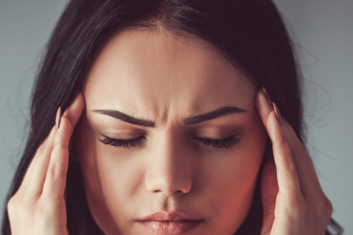 वारंवार होणाऱ्या डोकेदुखीनं त्रस्त आहात का? हे 5 आयुर्वेदिक उपाय करून पहा परिणाम