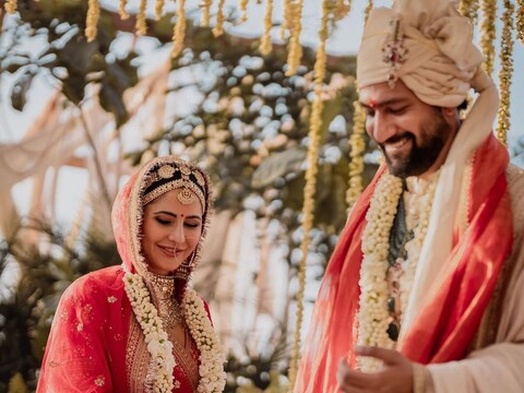 बॉलिवूड अभिनेत्री कतरिना कैफ   (Katrina Kaif), आणि विकी कौशल   (Vicky Kaushal)   यांचा भव्य विवाह सोहळा नुकताच पार पडला. या सोहळ्याबाबत बरीच गुप्तता पाळण्यात आली होती. तरीही, दोघांचे हॉटेलमधील फोटो लीक झाल्यानंतर, सायंकाळी स्वतःच कतरिना आणि विकीने आपल्या लग्नाचे फोटो   (Vicky Katrina wedding pics)   इन्स्टाग्रामवर पोस्ट केले होते. 