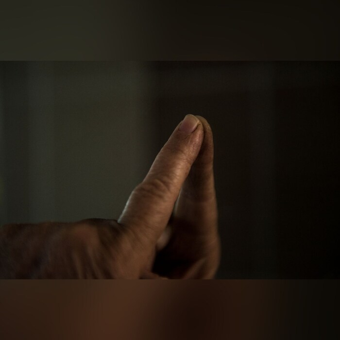 हा सर्वात कॉमन परंतु सोपा पर्याय आहे. आरशाला आपल्या बोटाने स्पर्श केल्यानंतर तुमच्या बोटाचं प्रतिबिंब आणि तुमच्या बोटात गॅप किंवा रिकामं दिसल्यास आरसा नॉर्मल असल्याचं समजावं. परंतु कोणताही गॅप न दिसल्यास आरसा तपासणं गरजेचं आहे. 