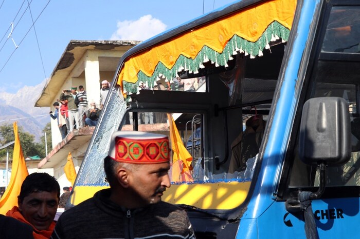 शुक्रवारी विधानसभेच्या तपोवन परिसरात आंदोलकांनी दगडफेक करत पोलिसांच्या वाहनाची तोडफोड केली. हजारोंच्या संख्येने जमलेल्या लोकांनी विधानसभेचा घेराव घातला होता.