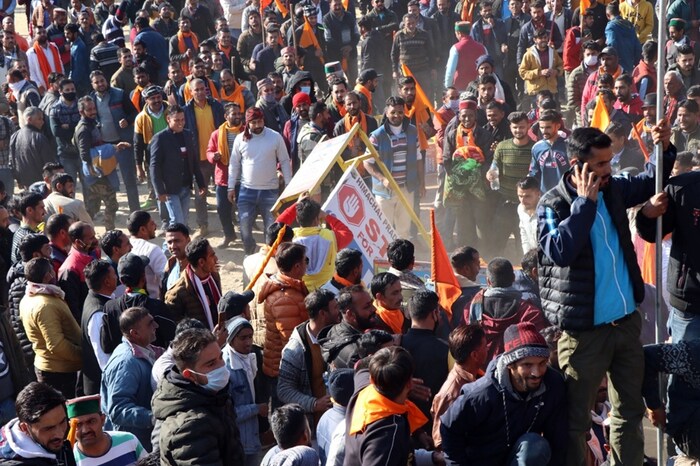 विधानसभेच्या परिसरात कायदा व सुव्यवस्था सांभाळण्यासाठी केवळ 900 पोलीस कर्मचारी तैनात करण्यात आले होते. अशी परिस्थिती असतानाही पोलिसांनी आंदोलकांना गोंधळ घालण्यापासून रोखण्यात हलगर्जीपणा दाखवल्याचं बोललं जात आहे.