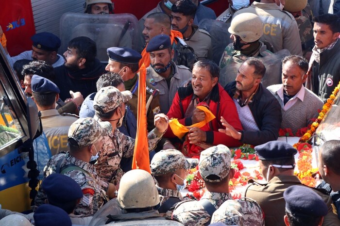 या आंदोलकांनी पिकअप वाहन जबरदस्तीने बॅरिकेड्समध्ये घुसविण्याचा प्रयत्न केला. यात काही पोलिसही जखमी झाल्याची माहिती मिळत आहे. 