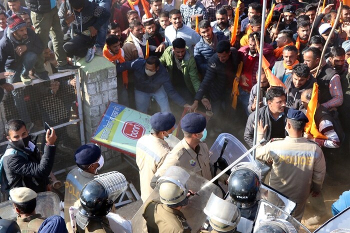 आंदोलकांनी पोलिसांनी उभे केलेले बॅरिकेड्स तोडत विधानसभेकडे चाल केली होती. त्यानंतर आता त्या परिसरात परिस्थिती नियंत्रणात आणली गेली आहे. 